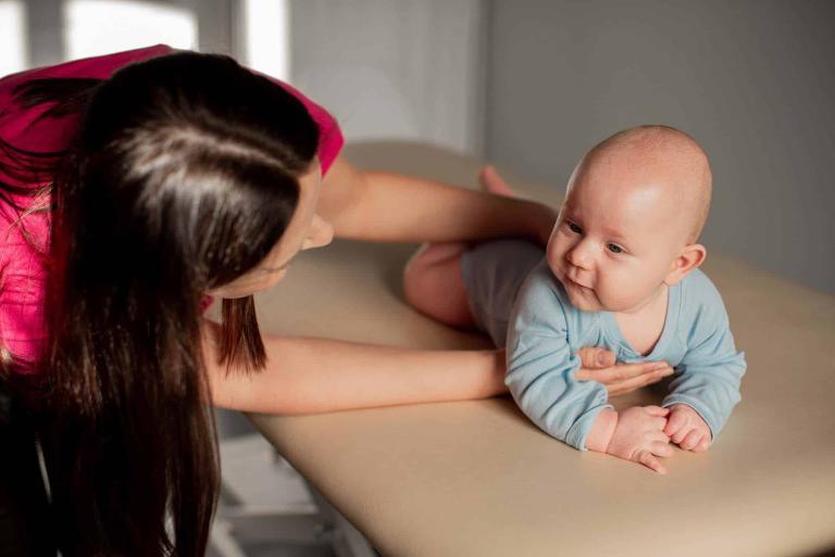 Kręcz szyi u dziecka – rehabilitacja, osteopatia